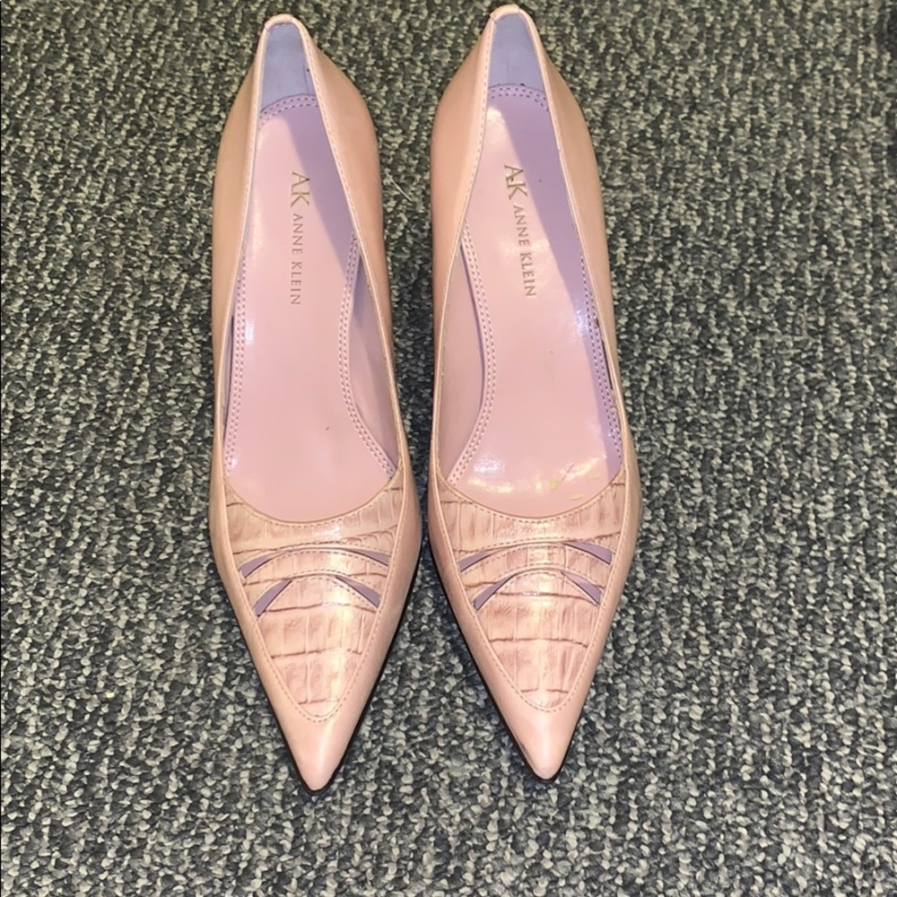 Pointed toe heels